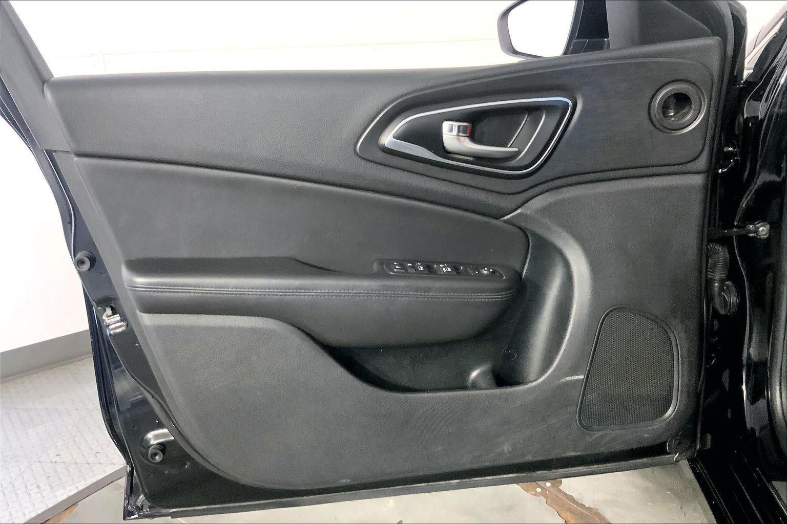 2017 Chrysler 200 Limited Platinum