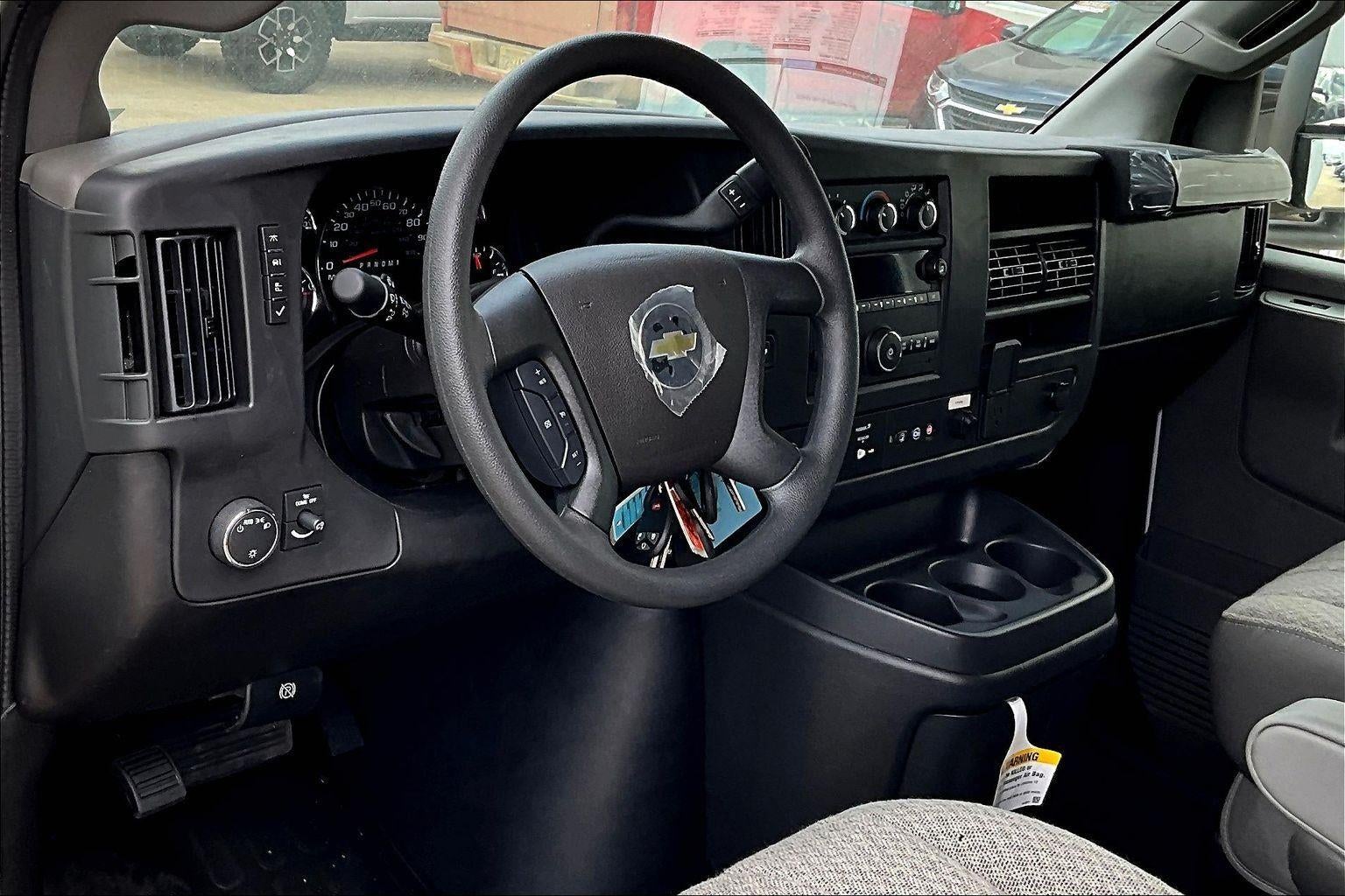 2025 Chevrolet Express Cutaway 3500 1WT