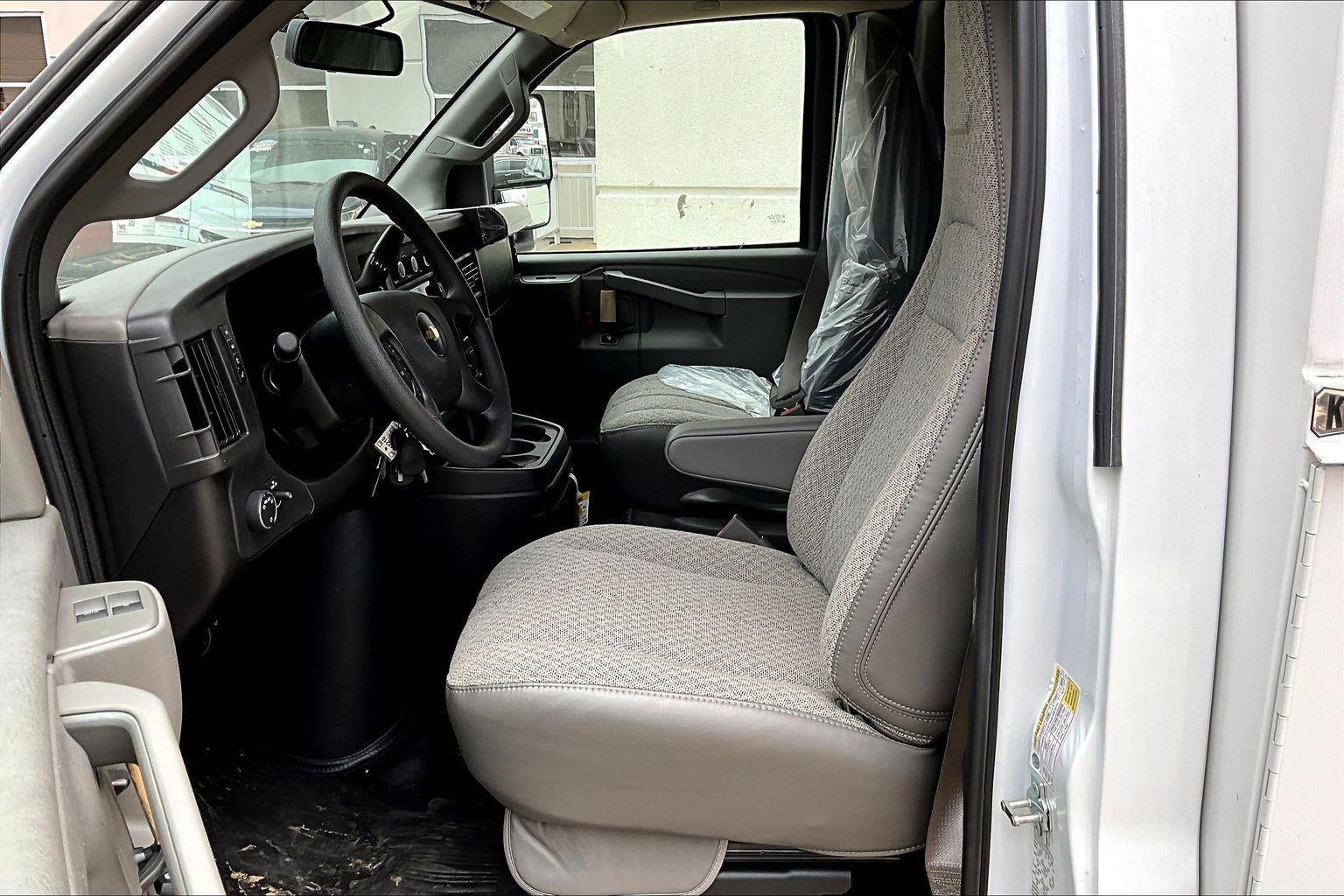 2025 Chevrolet Express Cutaway 3500 1WT