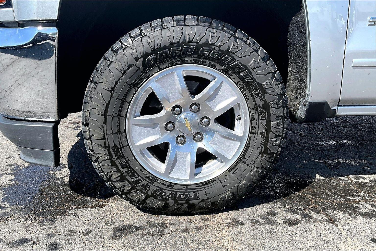 Used 2018 Chevrolet Silverado 1500 LT with VIN 3GCUKREC8JG377563 for sale in Kansas City