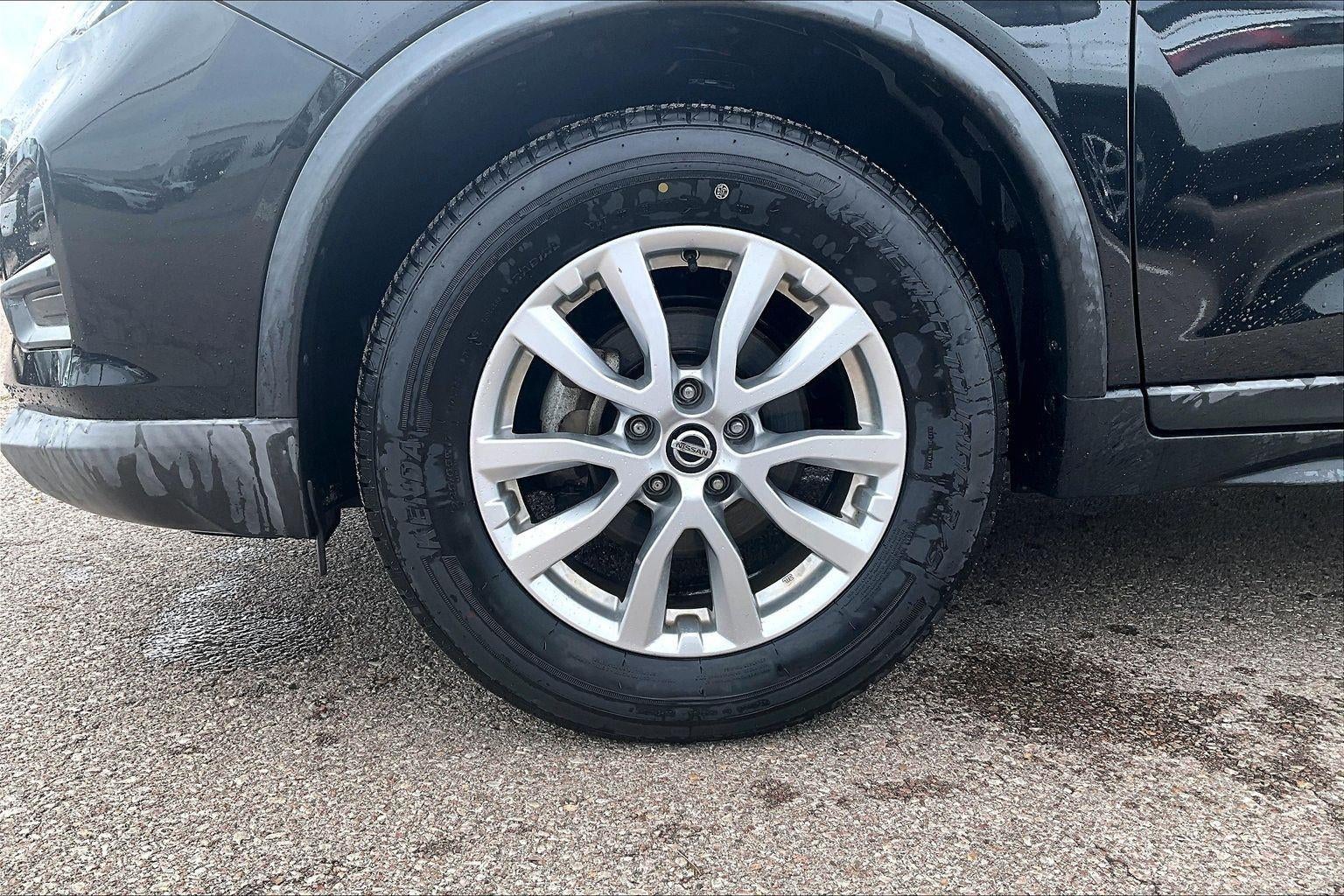 Used 2017 Nissan Rogue SV with VIN KNMAT2MV1HP559749 for sale in Kansas City