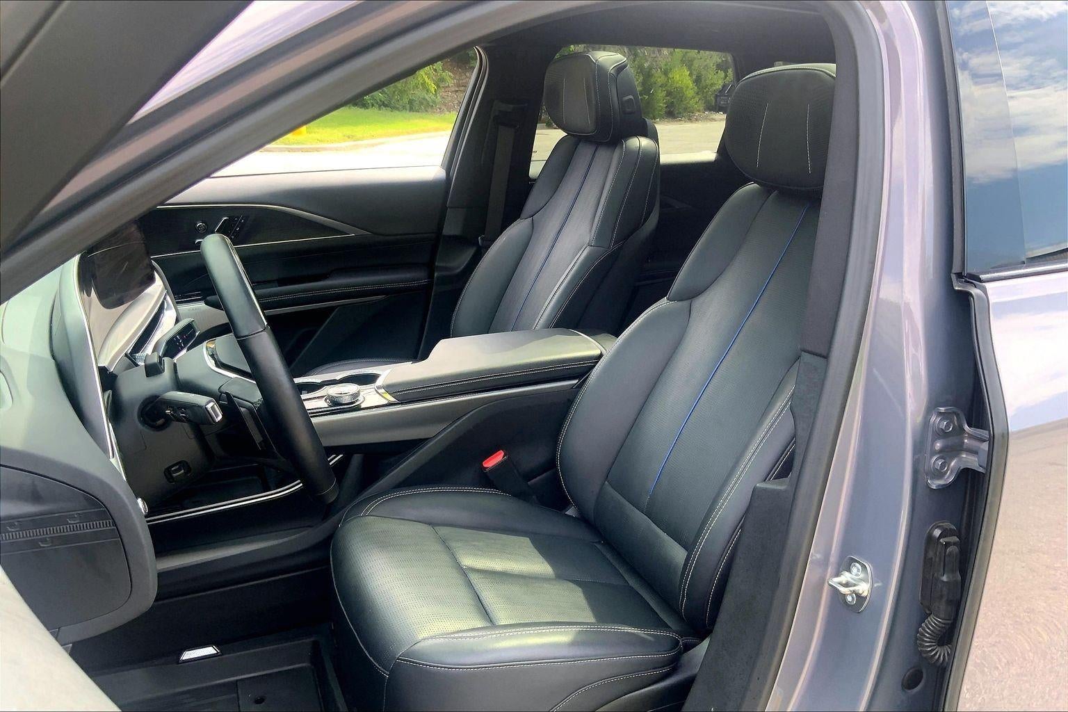 2025 Cadillac LYRIQ Luxury 3