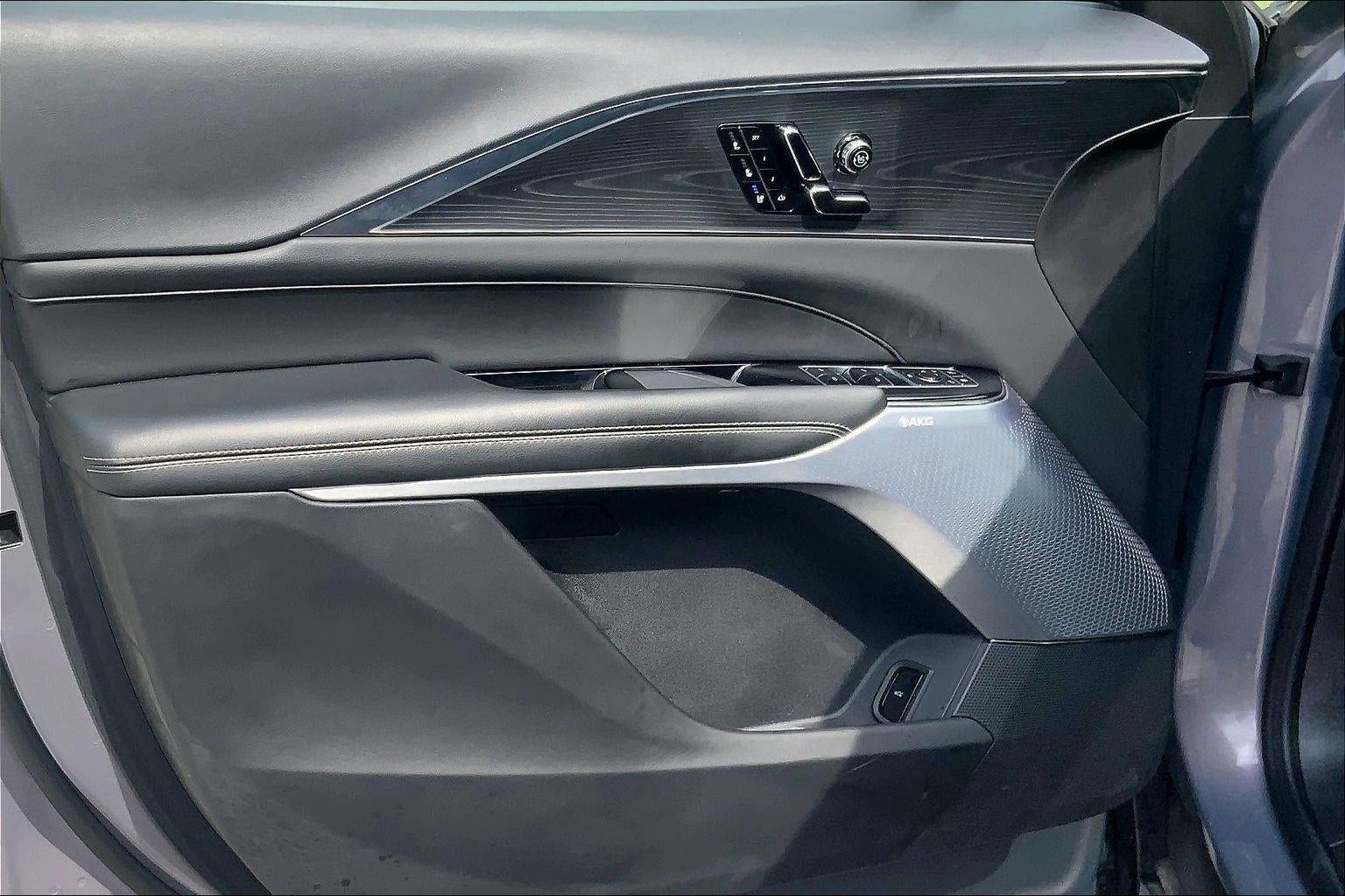 2025 Cadillac LYRIQ Luxury 3