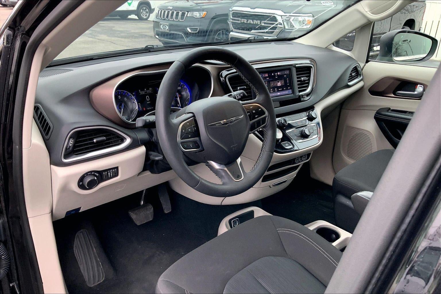 2024 Chrysler Voyager LX