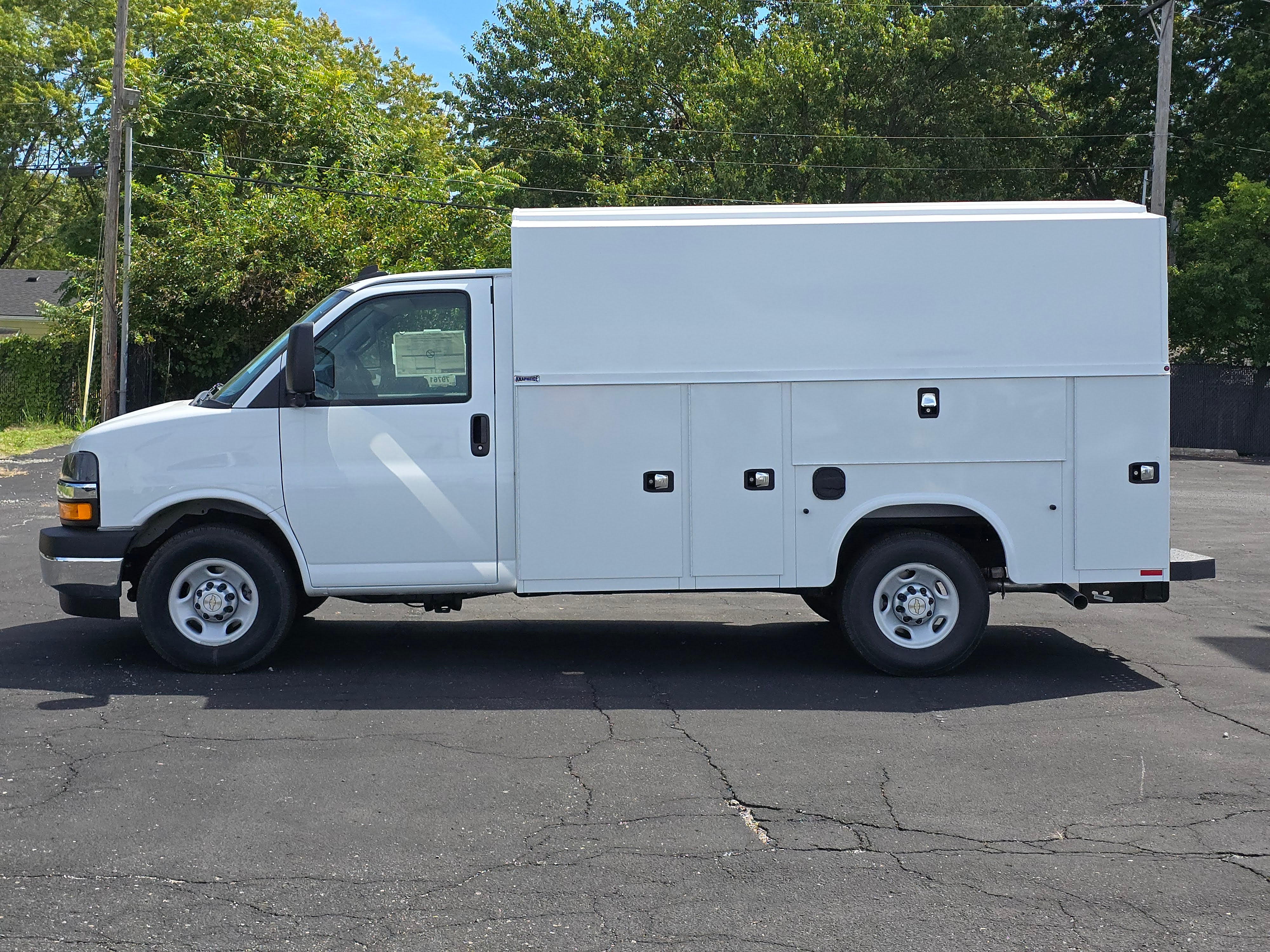 2025 Chevrolet Express Cutaway 3500 1WT