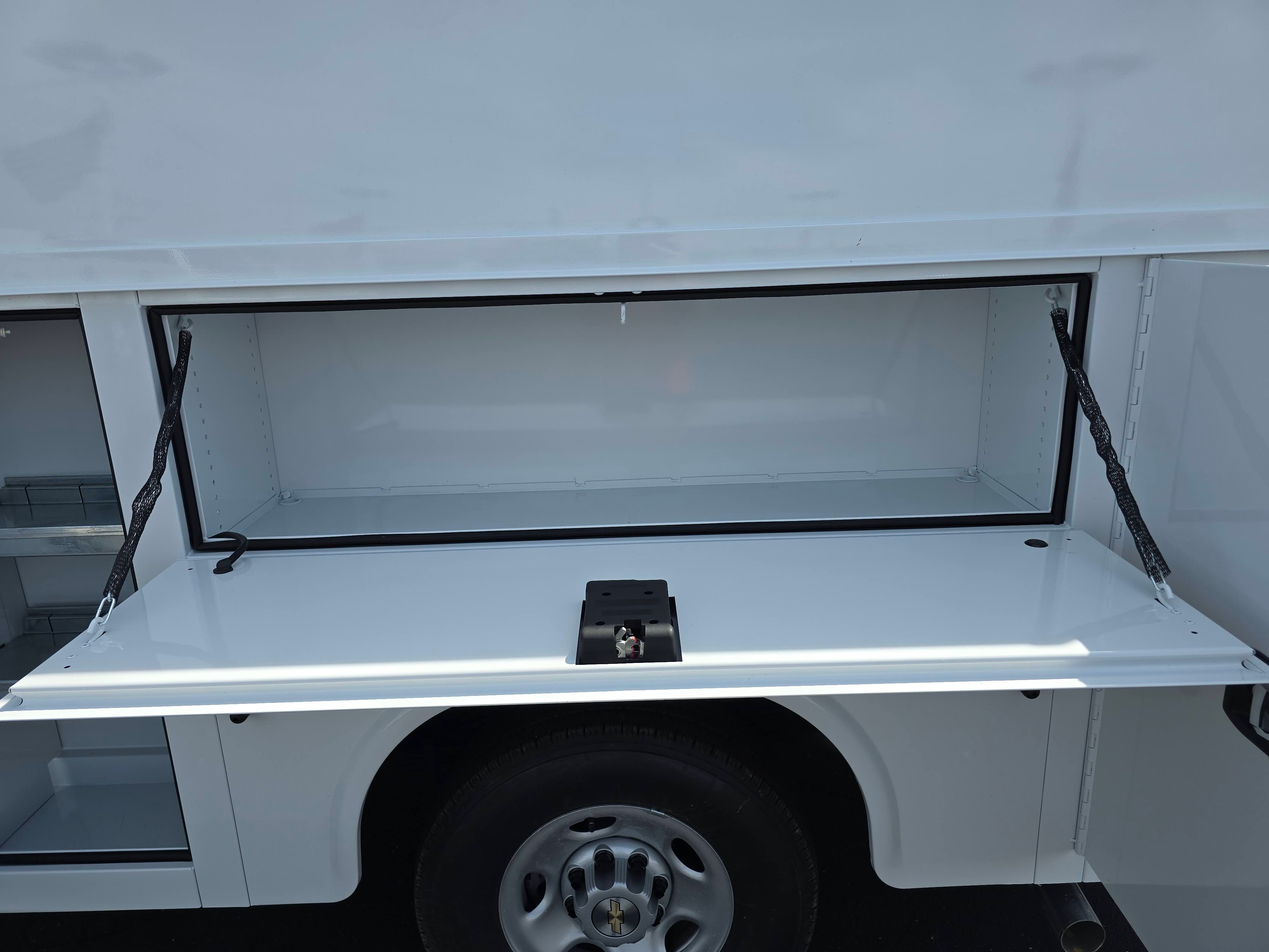 2025 Chevrolet Express Cutaway 3500 1WT