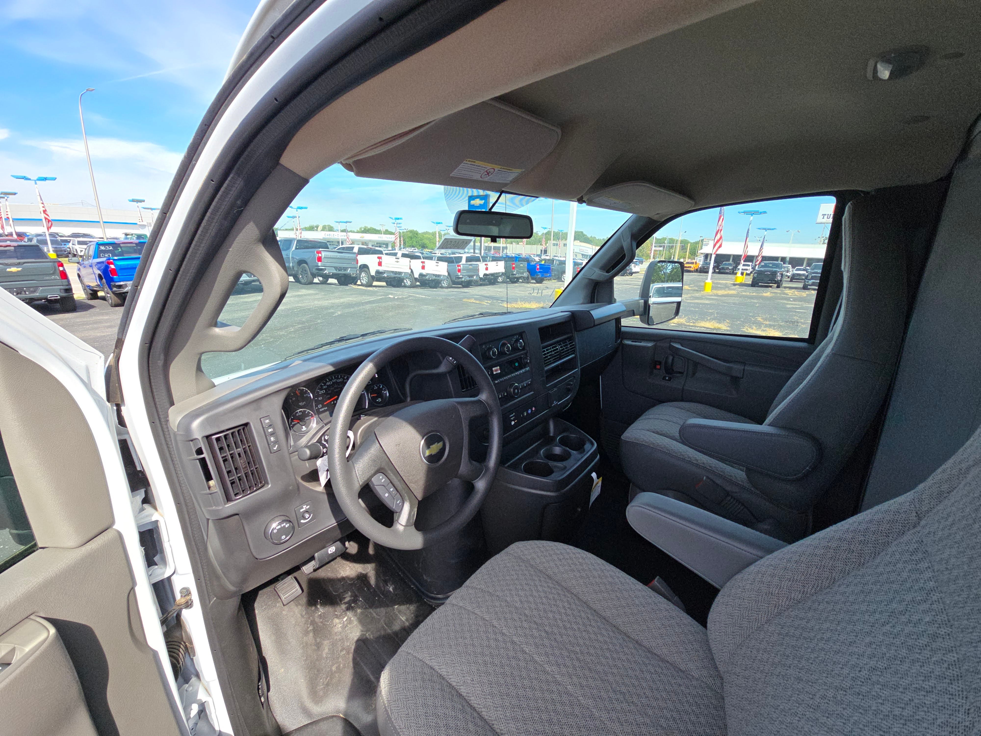 2025 Chevrolet Express Cutaway 3500 1WT