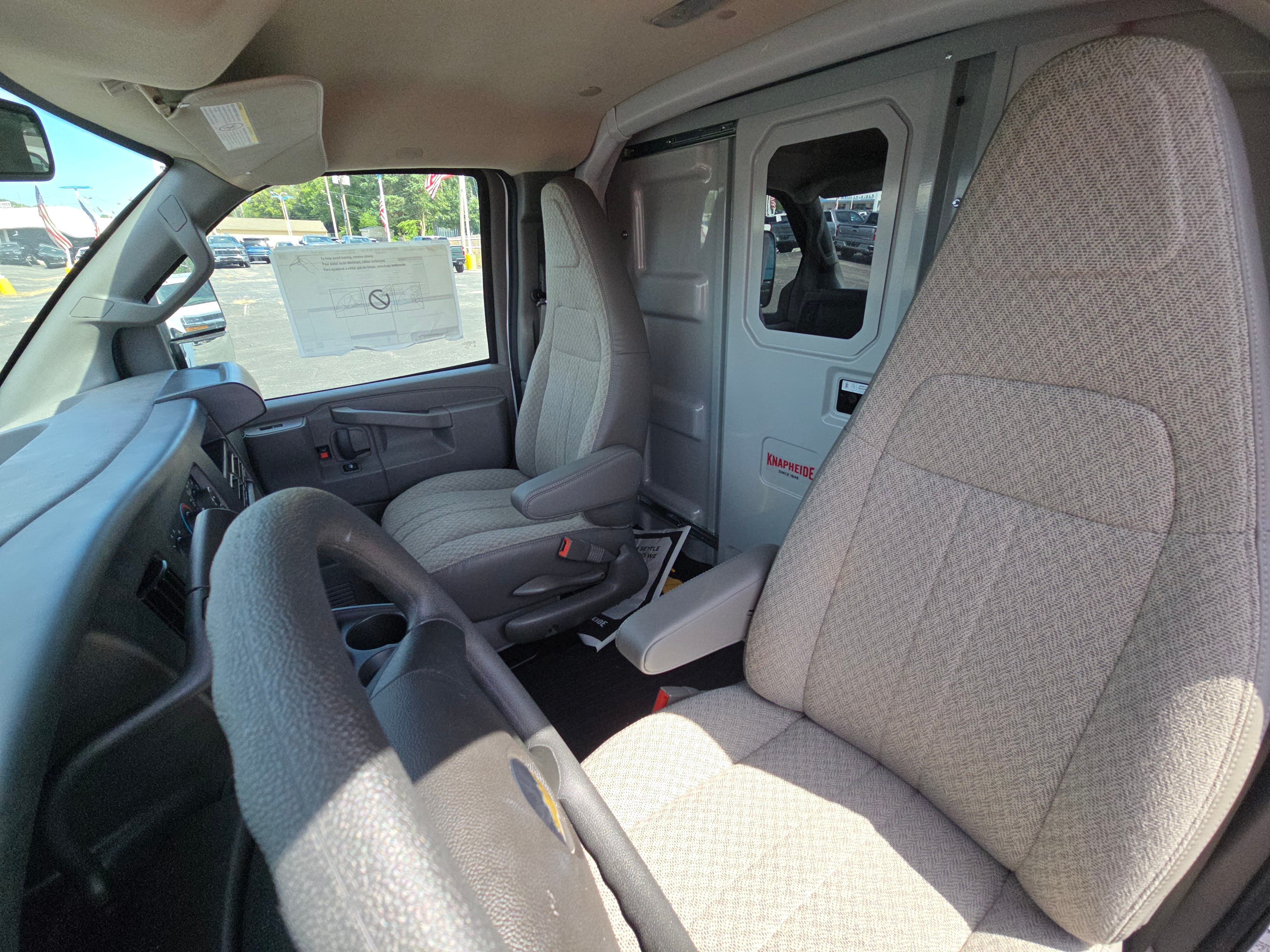 2025 Chevrolet Express Cutaway 3500 1WT