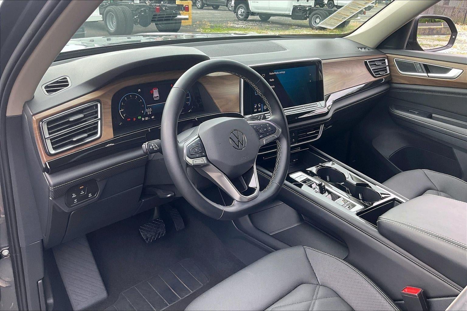 2025 Volkswagen Atlas 2.0T SE w/Technology