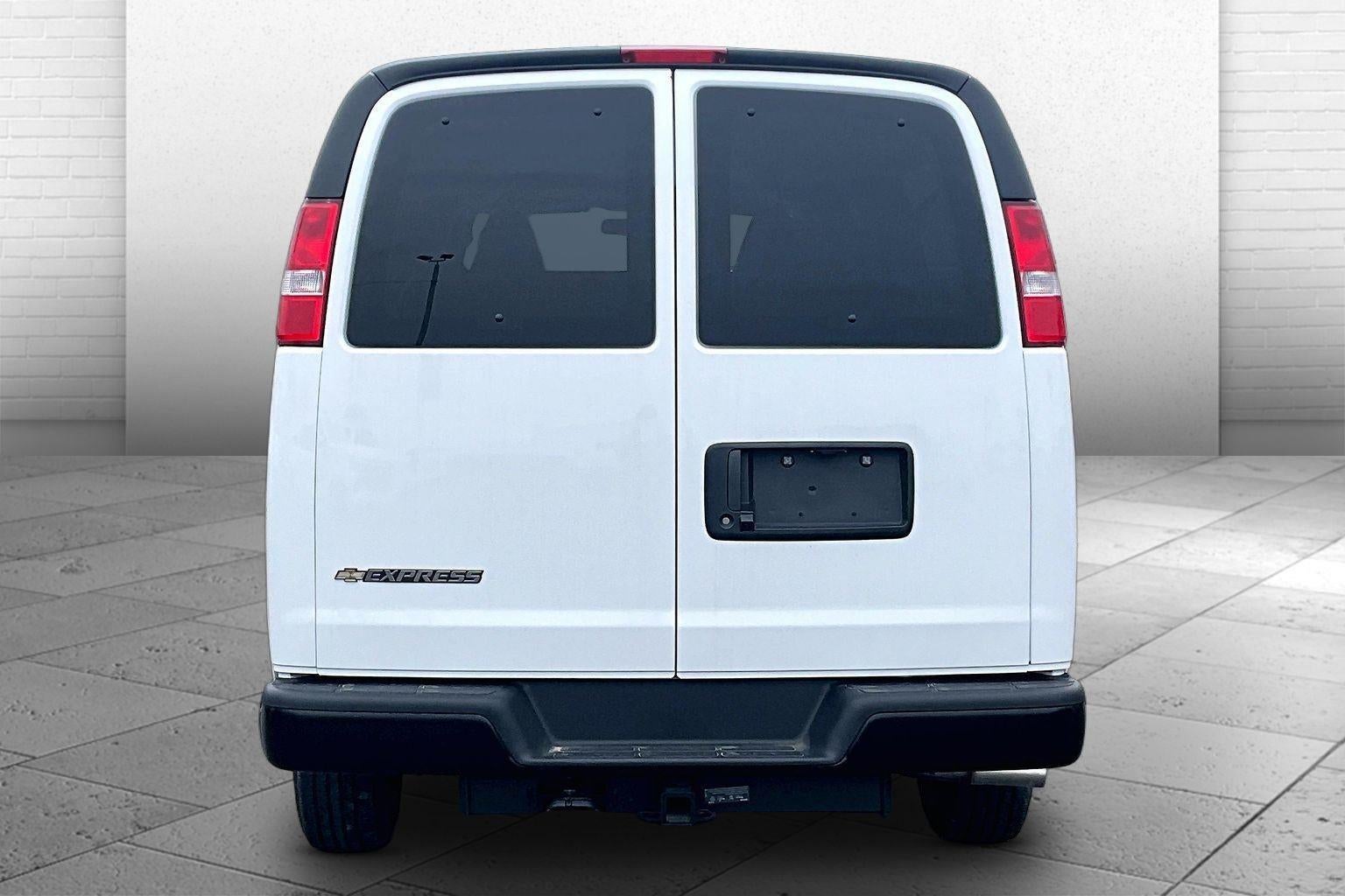 2025 Chevrolet Express Passenger 3500 1LS