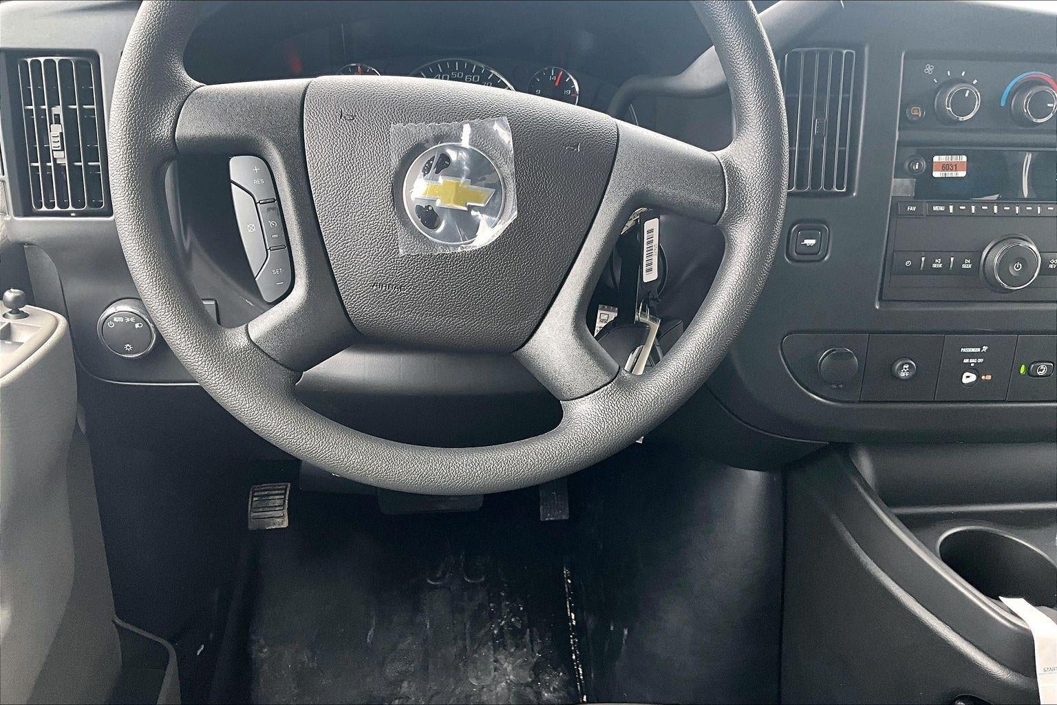 2025 Chevrolet Express Passenger 3500 1LS