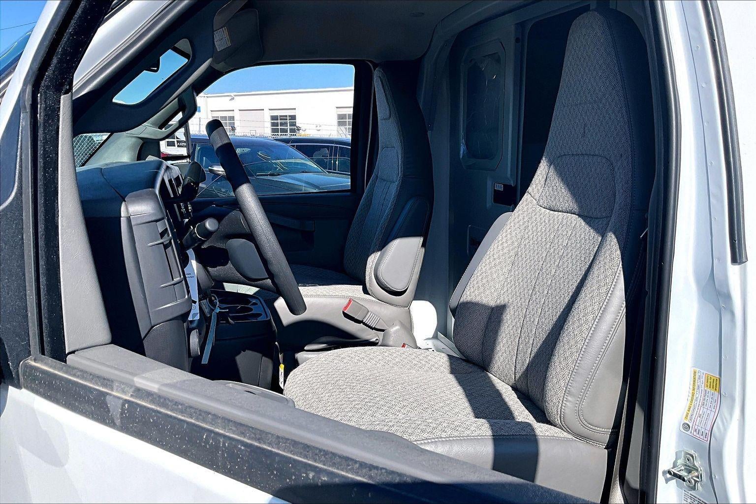 2025 Chevrolet Express Cutaway 3500 1WT