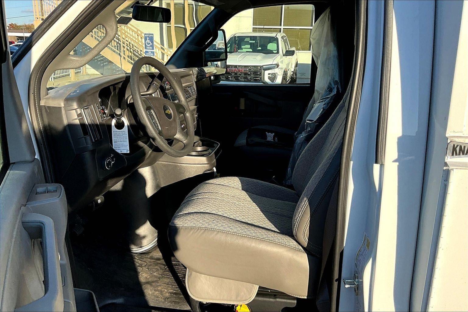 2025 Chevrolet Express Cutaway 3500 1WT