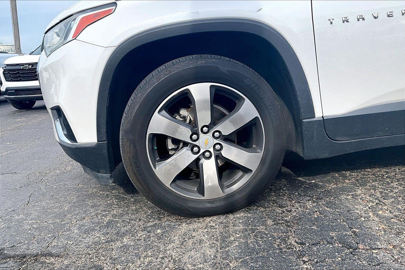 Used 2019 Chevrolet Traverse 3LT with VIN 1GNEVHKW1KJ266347 for sale in Kansas City