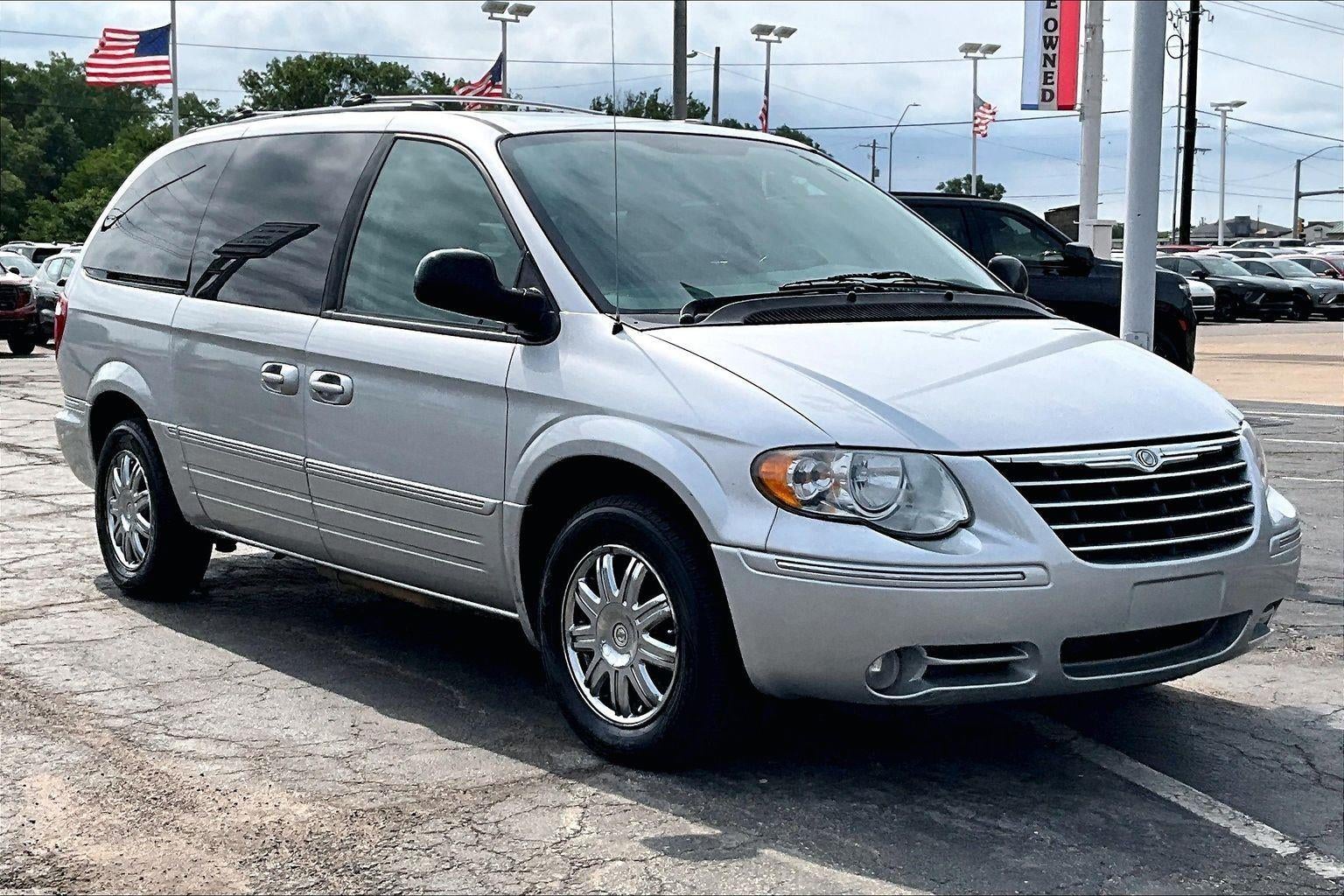 2005 Chrysler Town & Country's photo