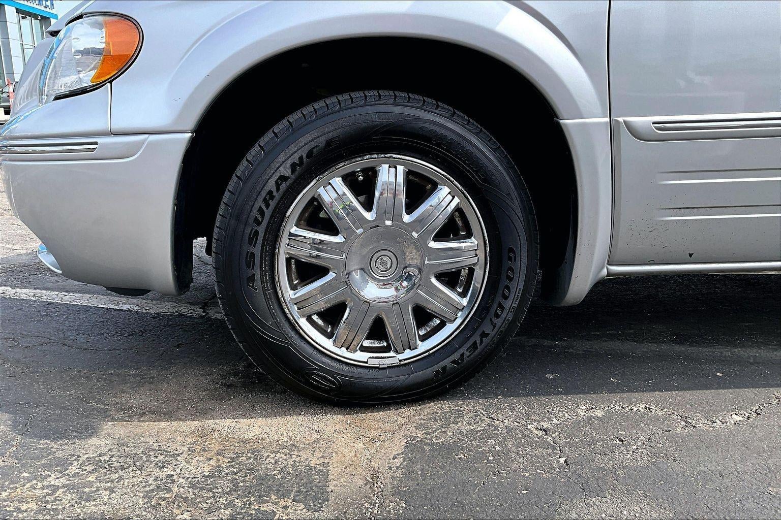 Used 2005 Chrysler Town & Country Limited with VIN 2C4GP64LX5R228182 for sale in Kansas City
