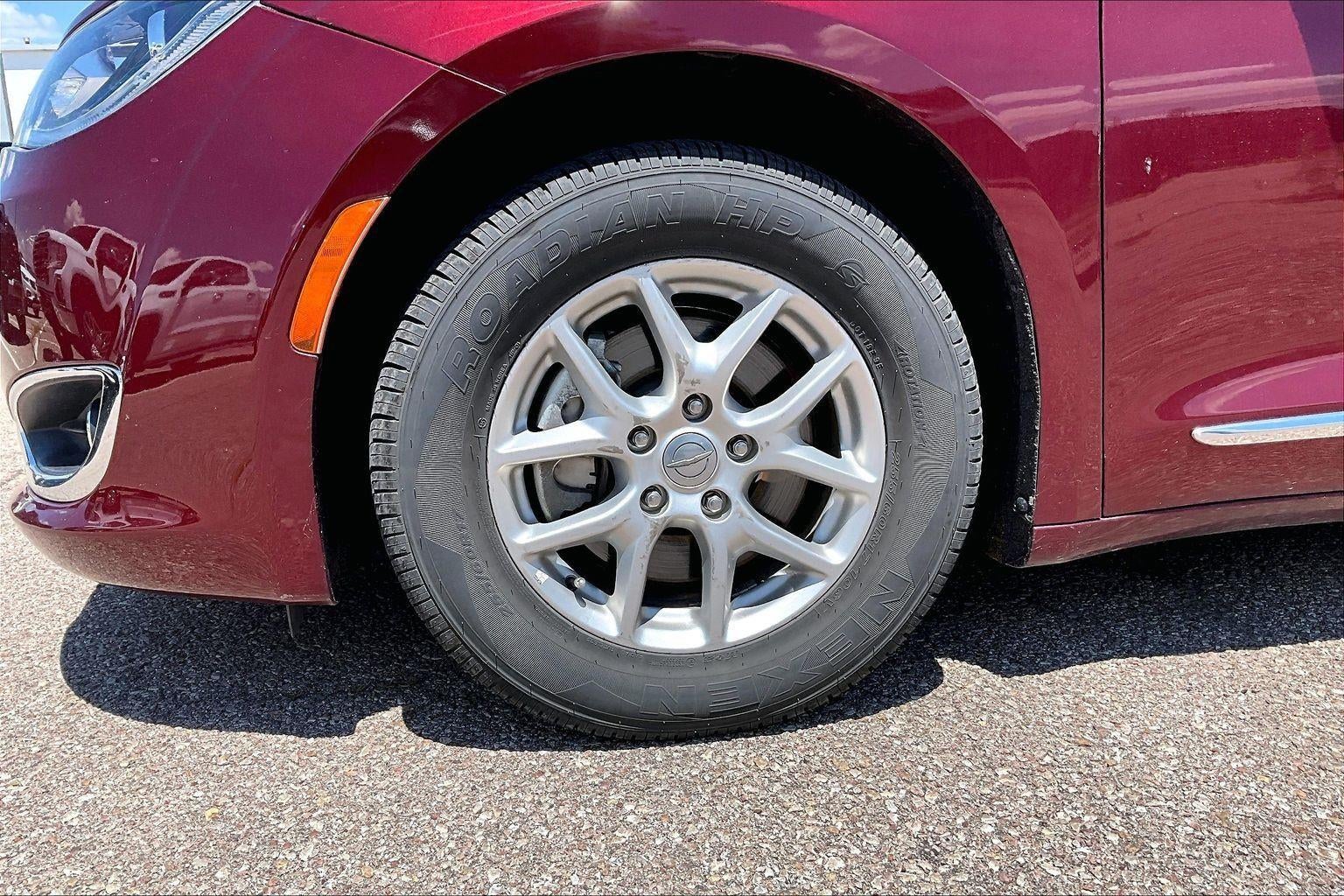Used 2020 Chrysler Pacifica Touring L with VIN 2C4RC1BG2LR112968 for sale in Kansas City
