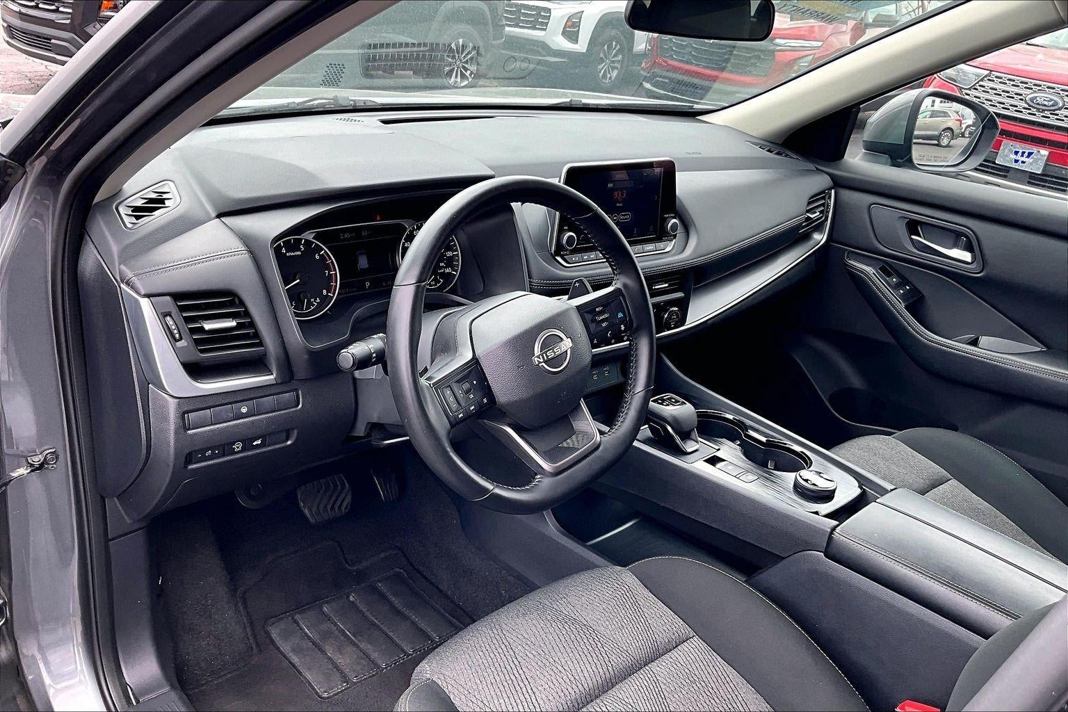2025 Nissan Rogue SV - Photo 15